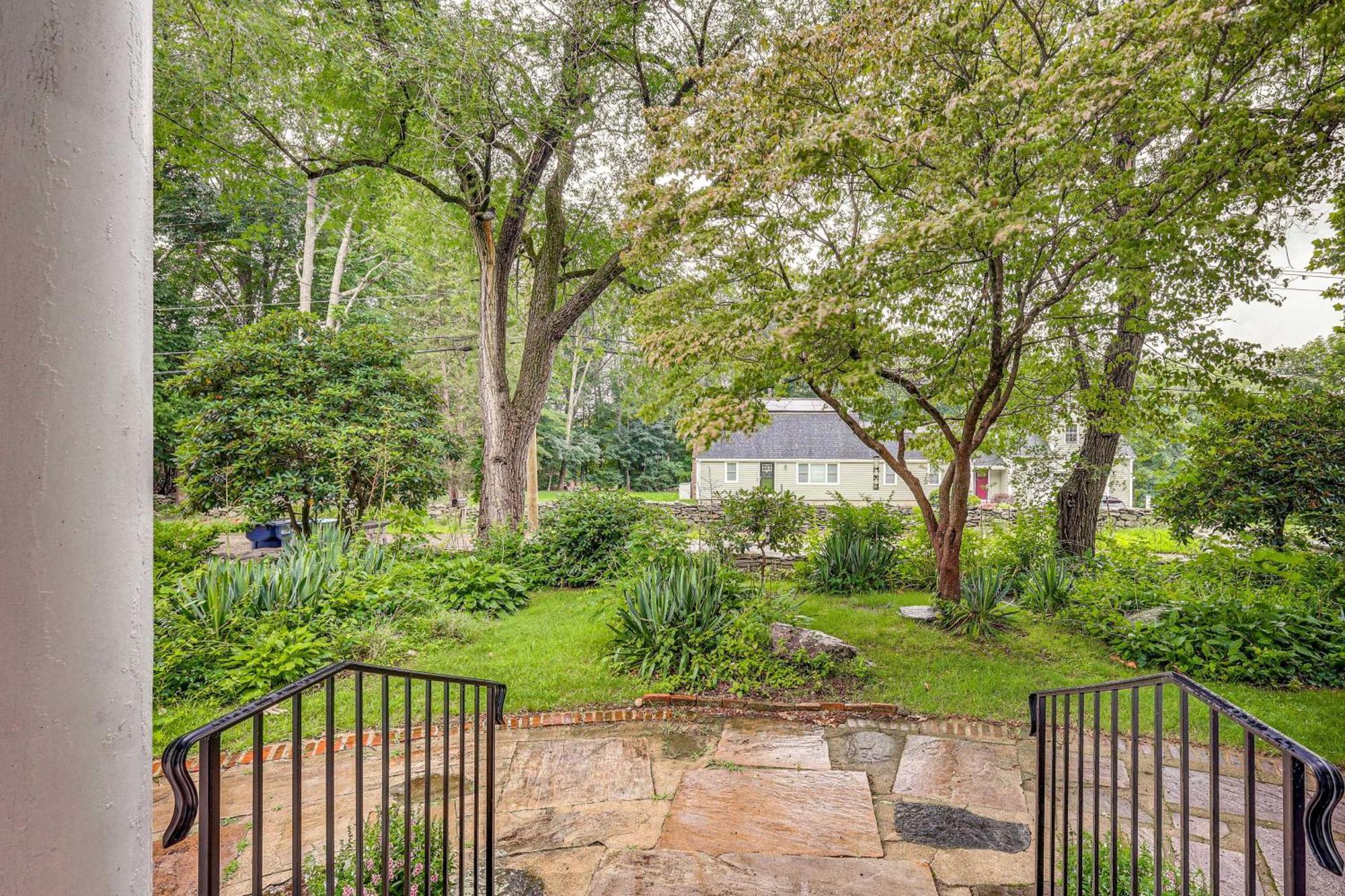 Quintessential New England Home With Patio And Grill! 퍼트넘 외부 사진